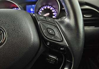 Подержанный автомобиль Toyota C-HR 2019 года (15 фото)