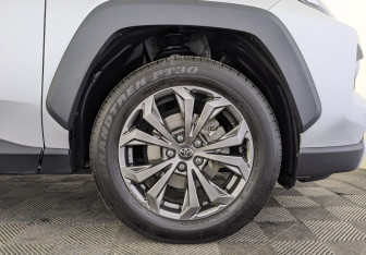 Подержанный автомобиль Toyota RAV4 2024 года (12 фото)