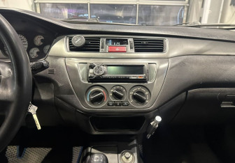 Подержанный автомобиль Mitsubishi Lancer Wagon 2006 года (15 фото)