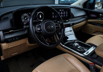 Подержанный автомобиль Kia Carnival 2021 года (12 фото)