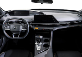 Подержанный автомобиль Changan UNI-V 2023 года (13 фото)