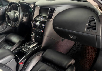 Подержанный автомобиль Infiniti FX 2011 года (10 фото)