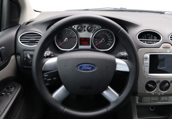 Подержанный автомобиль Ford Focus Hatchback 2009 года (14 фото)