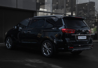 Подержанный автомобиль Kia Carnival 2020 года (7 фото)