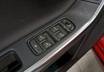 Подержанный автомобиль Volvo S60 2012 года (12 фото)