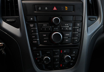Подержанный автомобиль Opel Astra Hatchback 2012 года (15 фото)
