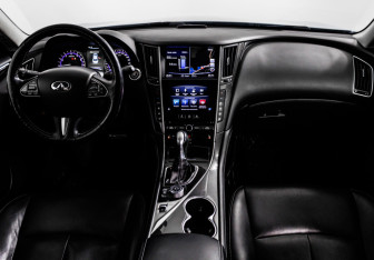Подержанный автомобиль Infiniti Q50 2016 года (11 фото)