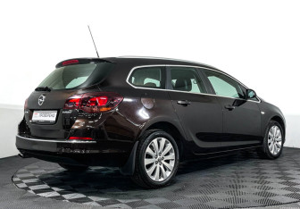 Подержанный автомобиль Opel Astra Wagon 2014 года (5 фото)