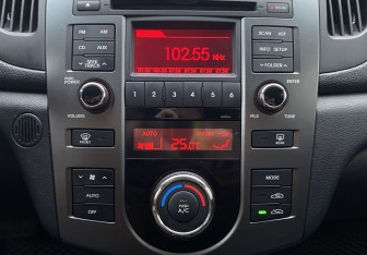 Подержанный автомобиль Kia Cerato Sedan 2009 года (13 фото)