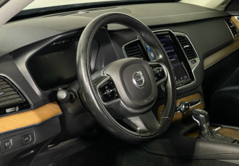 Подержанный автомобиль Volvo XC90 2016 года (13 фото)