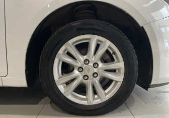 Подержанный автомобиль Chevrolet Cruze Hatchback 2013 года (18 фото)