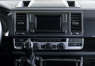 Подержанный автомобиль Volkswagen Multivan 2018 года (13 фото)