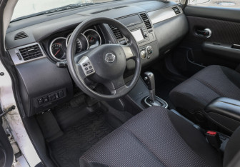 Подержанный автомобиль Nissan Tiida Hatchback 2012 года (14 фото)