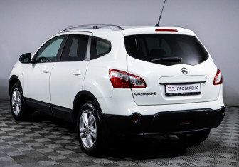 Подержанный автомобиль Nissan Qashqai+2 2010 года (7 фото)