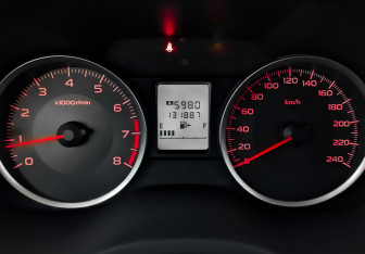 Подержанный автомобиль Subaru XV 2012 года (13 фото)