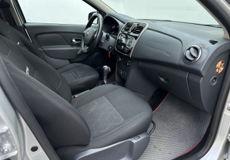 Подержанный автомобиль Renault Sandero 2016 года (13 фото)
