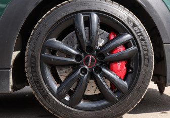 Подержанный автомобиль MINI Hatch 2017 года (26 фото)