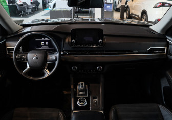 Подержанный автомобиль Mitsubishi Outlander 2022 года (20 фото)