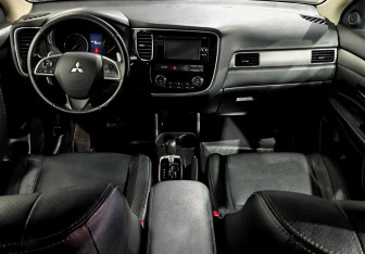 Подержанный автомобиль Mitsubishi Outlander 2014 года (9 фото)