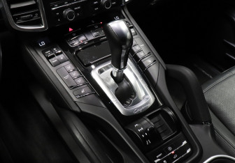 Подержанный автомобиль Porsche Cayenne 2012 года (12 фото)