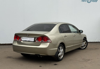 Подержанный автомобиль Honda Civic Sedan 2007 года (5 фото)