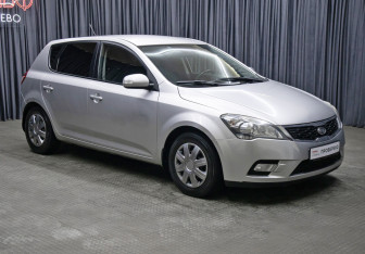 Подержанный автомобиль Kia Ceed Hatchback 2011 года (3 фото)
