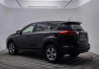 Подержанный автомобиль Toyota RAV4 2015 года (7 фото)