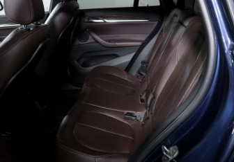 Подержанный автомобиль BMW X1 2015 года (10 фото)
