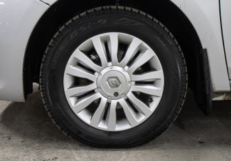 Подержанный автомобиль Renault Logan Sedan 2017 года (22 фото)