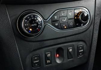 Подержанный автомобиль Renault Sandero 2017 года (21 фото)