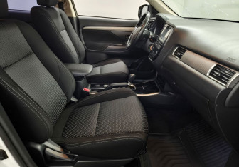 Подержанный автомобиль Mitsubishi Outlander 2018 года (10 фото)