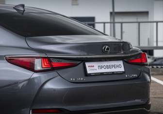 Подержанный автомобиль Lexus ES 2021 года (9 фото)