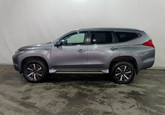 Подержанный автомобиль Mitsubishi Pajero Sport 2017 года (7 фото)