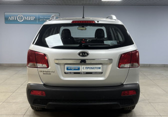 Подержанный автомобиль Kia Sorento 2012 года (6 фото)