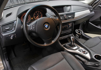 Подержанный автомобиль BMW X1 2013 года (15 фото)