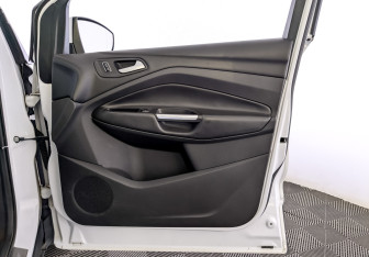 Подержанный автомобиль Ford Kuga 2013 года (24 фото)