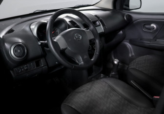 Подержанный автомобиль Nissan Note 2007 года (13 фото)