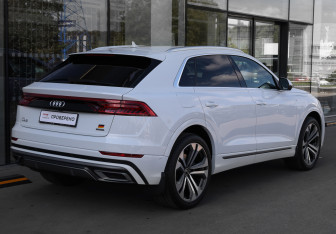 Подержанный автомобиль Audi Q8 2022 года (6 фото)