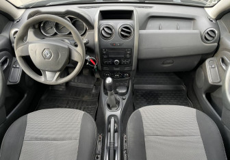 Подержанный автомобиль Renault Duster 2016 года (10 фото)