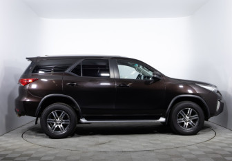 Подержанный автомобиль Toyota Fortuner 2018 года (4 фото)