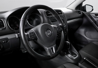 Подержанный автомобиль Volkswagen Golf Hatchback 2012 года (14 фото)
