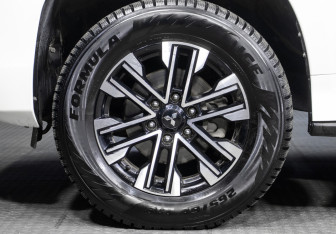 Подержанный автомобиль Mitsubishi Montero Sport 2022 года (24 фото)