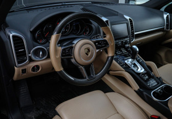 Подержанный автомобиль Porsche Cayenne 2015 года (11 фото)