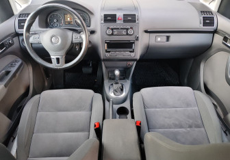 Подержанный автомобиль Volkswagen Touran 2012 года (10 фото)