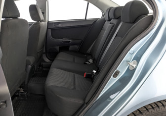 Подержанный автомобиль Mitsubishi Lancer Sedan 2011 года (18 фото)