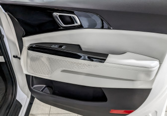 Подержанный автомобиль Kia Carnival 2021 года (24 фото)