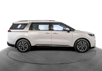 Подержанный автомобиль Kia Carnival 2022 года (4 фото)