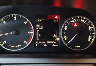 Подержанный автомобиль Land Rover Discovery 2013 года (15 фото)