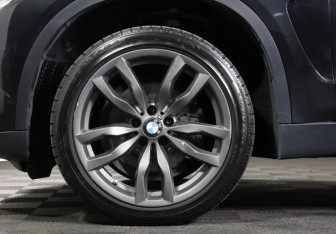 Подержанный автомобиль BMW X5 2014 года (23 фото)