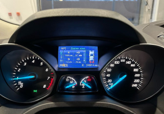 Подержанный автомобиль Ford Kuga 2013 года (18 фото)